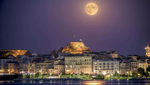 Contemplando a lua cheia de Corfu