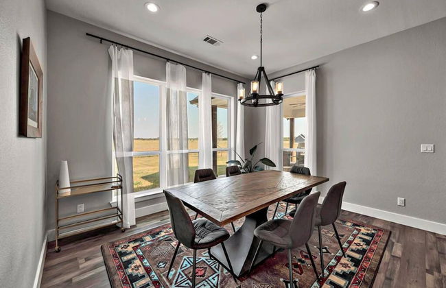 New Luxury Texas Farmhouse - Photo 46