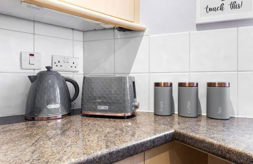 Spacious London 2-Bed Flat with a King Bed-Save on Long Stays-5 Separate Beds- Parking Available! - Foto 62