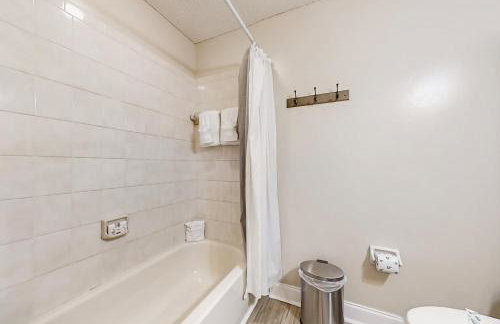 Spacious and quiet home with private patio & enclosed yard - Foto 22