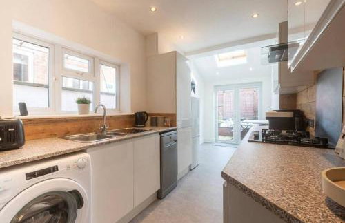 Stylish Caversham Town-House Free Parking & Garden - Photo 16