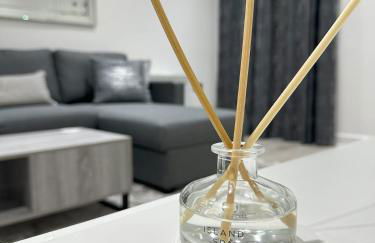 Stylish City Retreat with Views & Court Yard - Foto 16