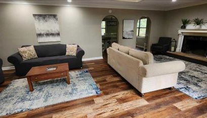 Large Hillside Retreat with Pool and Hot Tub - Foto 5