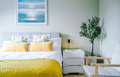 Beach Retreat with Hot Tub Sleeps 8 - Foto 29