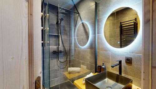 Bright, warm 2BR 2min to gondola, private garden - Photo 4, Shower