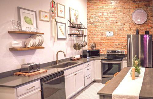 Private Boutique Getaway - Fireplace & Soaking Tub - Downtown Loft - by Cross-Key Vacation Rentals - Foto 6