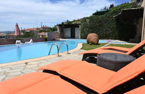 Tranquil Infinity Pool Getaway (private jacuzzi and steam bath, pool, garden, sea and city views) - Foto 52