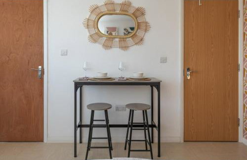 #30 Cozy & Stylish Studio Retreat - Near Odds Farm Park - Sleeps 2 - Perfect for business travelers and Couples - Free parking - Foto 17