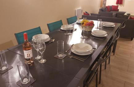 Lovely Modern 6-Bed Retreat Near 3 Swimming Lakes, Perfect for Families - Foto 18