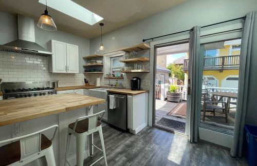 Sunlit Surf House 4BR Downtown Walk to beach - Foto 6