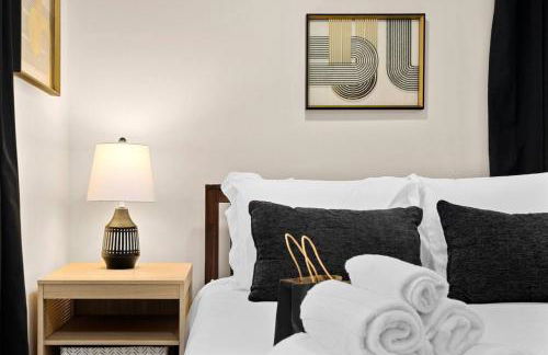 Comfort Cabin - 2BD Family Getaway in Creve Coeur - Photo 13