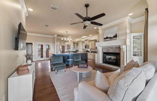 Gameday Getaway - Pool - King Bed - Sports Complex - Foto 8