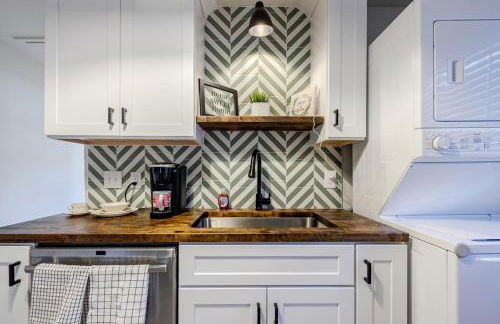 5 min Grant park with Fenced Yard Parking Pet Friendly - Photo 5