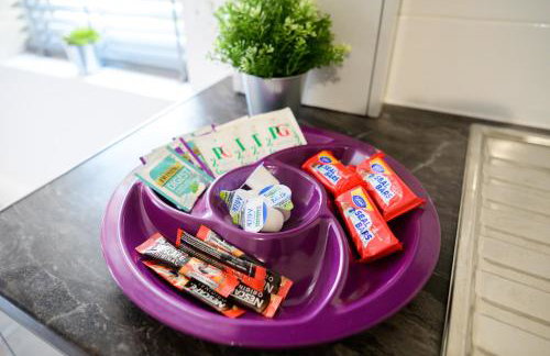 Purple Blossom, 2 bed apartment, Wi-Fi, near Didsbury, free parking - Foto 12