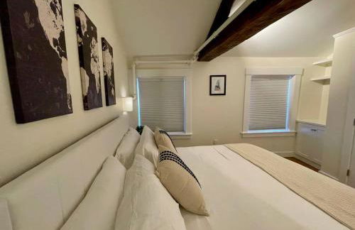 4 King Suites, Downtown, Outlets, Beach, Historic - Photo 18