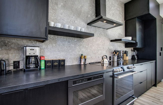 Luxe Modern Escape w Pool Hot Tub Firepit Desert View Lassen by Avantstay - Photo 13