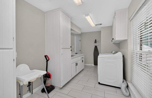 Perfect Getaway Home w Pool Jacuzzi Cinema Room - Photo 31