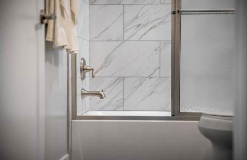 Apt+ 2 Queens+Bunkbed+Free Parking 55"TV - Photo 36