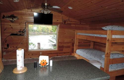 Rustic Cabin Rental Along the Wolf River in Fremont, Wisconsin - Foto 6
