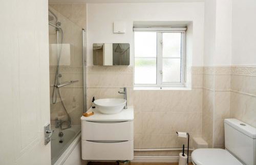 Loughton Hideaway: Cozy 1BD Near Tube & Nature - Foto 18