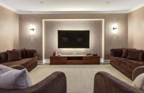 Walk to OTR! Hot Tub and Movie Room at Cincy Condo - Foto 2
