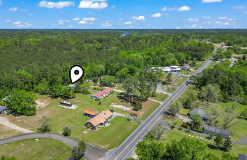 Spacious 2BR Retreat-10 minutes to the Beach! Pet Friendly! - Foto 46