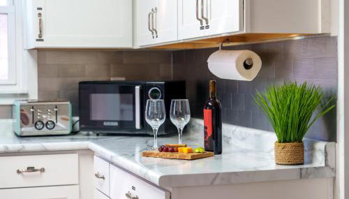 King Bed, Stocked Kitchen, Easy Driveway Parking, 2mi to Downtown & Coliseum - Foto 4, toaster, minibar