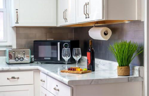 King Bed, Stocked Kitchen, Easy Driveway Parking, 2mi to Downtown & Coliseum - Foto 4