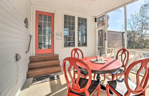 Country-Chic Home with Fire Pit, Steps to Lake! - Foto 21