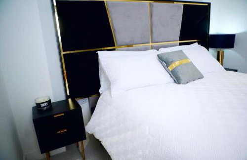 Perfect 1 Bed Apartment Sleeps 5 1 Kingsize bed 1 double Sofabed & Foldable Single bed Free Parking Wifi good transport network shopping Holiday Makers Families Contractors in North London - Photo 53