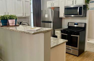 Jungle House Columbus Downtown Free Parking Sleeps 8 - Near Convention Center & Nationwide Arena - 2BR Short North Luxury Home - Over 5,800 Five Star Stays - Foto 15