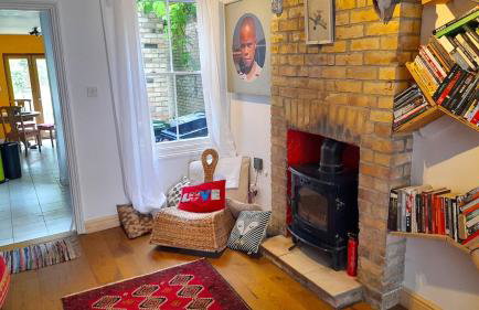 Lovely artist's home ecently refurbished - Photo 9