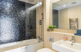 King beds apartment with en-suite, private balcony and elevator by iconic Portobello Market - Foto 29