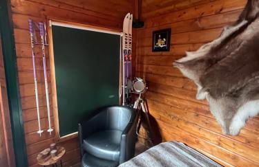 Romantic Swiss Cabin Hideaway & Hot Tub Spa Pool - Foto 34