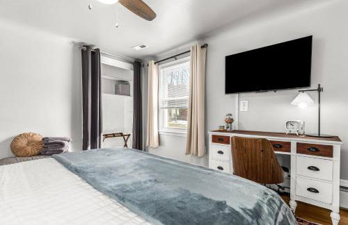 Warm & Comfy 2BR, Huge Backyard, Great Location! - Photo 41