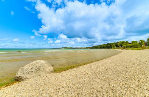 1 Mi to Dtwn! Lakefront Earl Young Charlevoix Home - Foto 30