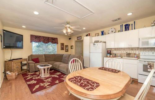 Joyful Cottage Rental for Couples with Poolside Cabana near San Antonio, TX - Foto 11