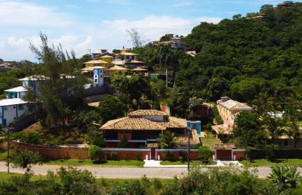 Belíssima Casa com extensa área externa - piscina, sauna, churrasqueira e campo de futebol - com 5 suítes e a 500 metros da Rua das Pedras - Foto 51