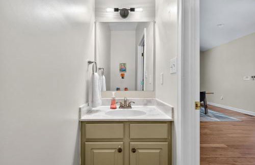 Screened Porch w Swing, Fire Pit, Grill & Deck - Photo 28