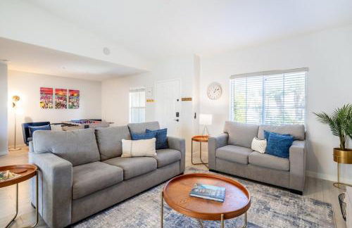 Spacious Yard, Sparkling Pool & Spa, Firepit, 9beds! - Photo 18