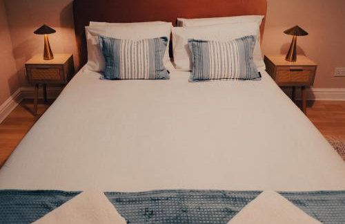 Central Manchester Gem with Stylish 2BR Retreat and Free Carpark - Photo 6