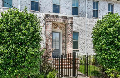 Spacious Loft-Style 3BR Townhouse by Hosteeva - Photo 42