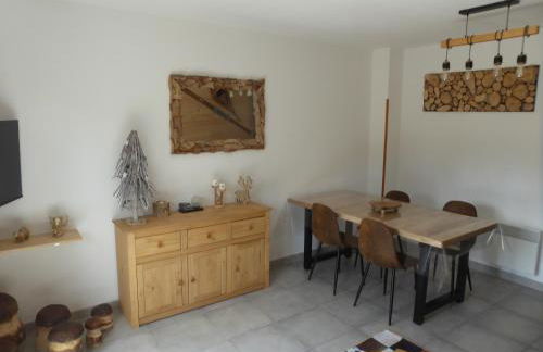 le chalet Cerdan - classé 3 étoiles - 5 personnes - 2 chambres- parking -garage-jardin-WIFI-rénové en 2023 - Foto 4