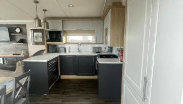 Beautiful caravan at Kent coast with wrap around decking and free WiFi sleeps 6 - Foto 3