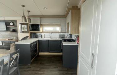 Beautiful caravan at Kent coast with wrap around decking and free WiFi sleeps 6 - Foto 3