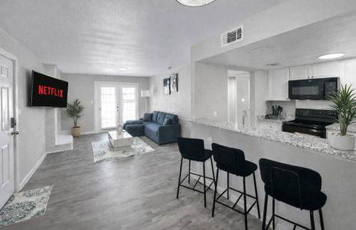 Modern One Bedroom Apartment in Addison with Pool - Foto 15