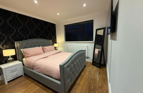 Stylish & Cosy Home in Bridgend with free parking - Photo 28