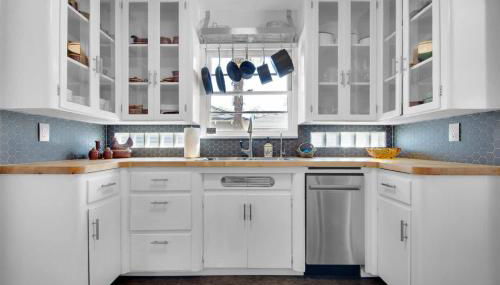 MIDCENTURY MANOR-Hot Tub & 5 Blocks to Town Center - Foto 3