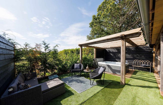 Romantic Countryside Lodge With Hot Tub - Photo 18