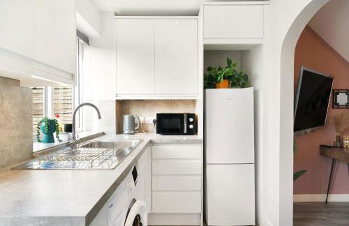 Bright 2BR Aylesbury Home, Sleeps 4, Parking, Work, Leisure, Friendly - Foto 25